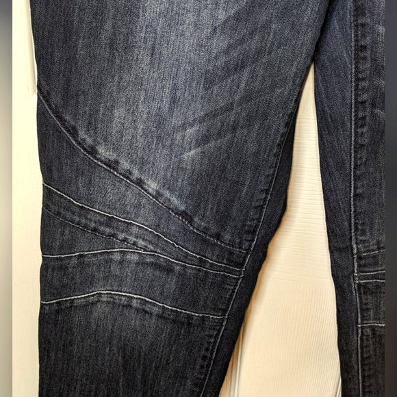 Indigo Thread Co Women's Sz 16 Whiskered Distressed Dark Denim Tapered Leg Jeans - Picture 5 of 7